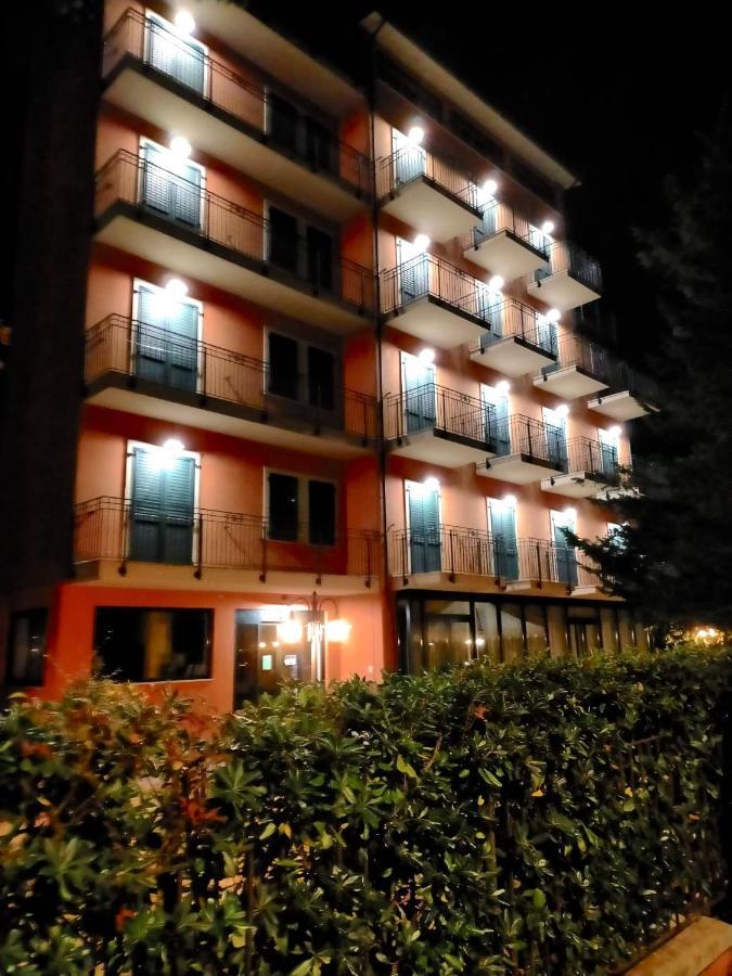 Hotel B&B Des Bains Милано Мартима Екстериор снимка