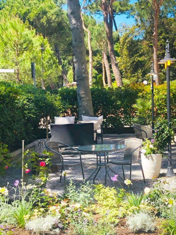 Hotel B&B Des Bains Милано Мартима Екстериор снимка