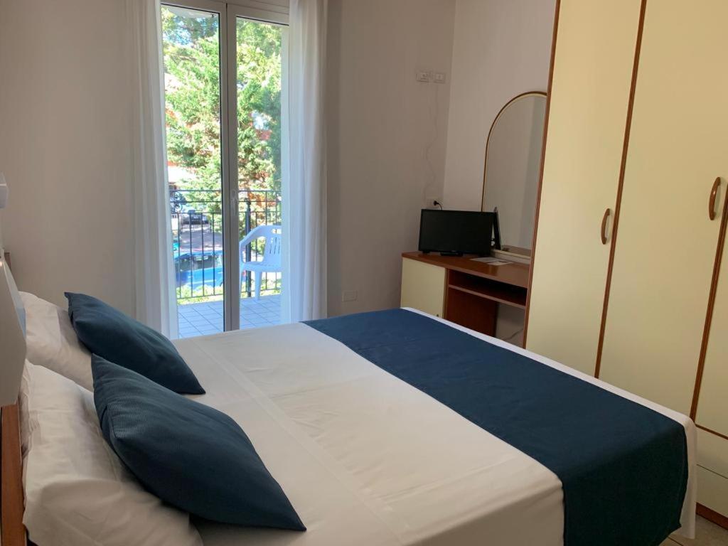 Hotel B&B Des Bains Милано Мартима Екстериор снимка