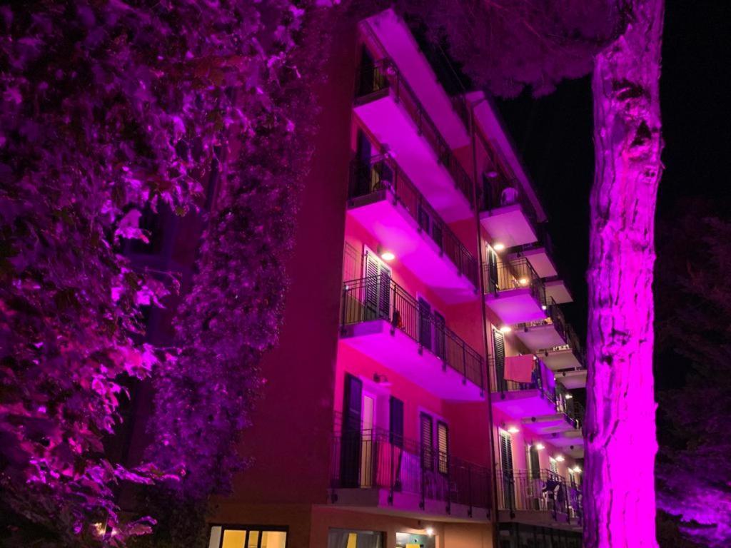 Hotel B&B Des Bains Милано Мартима Екстериор снимка