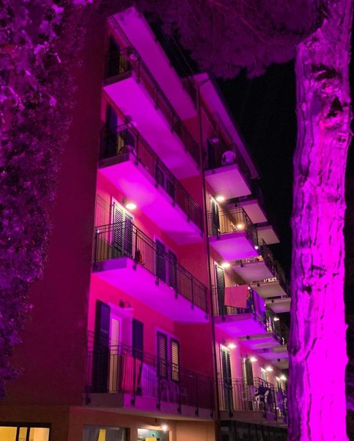 Hotel B&B Des Bains Милано Мартима Екстериор снимка