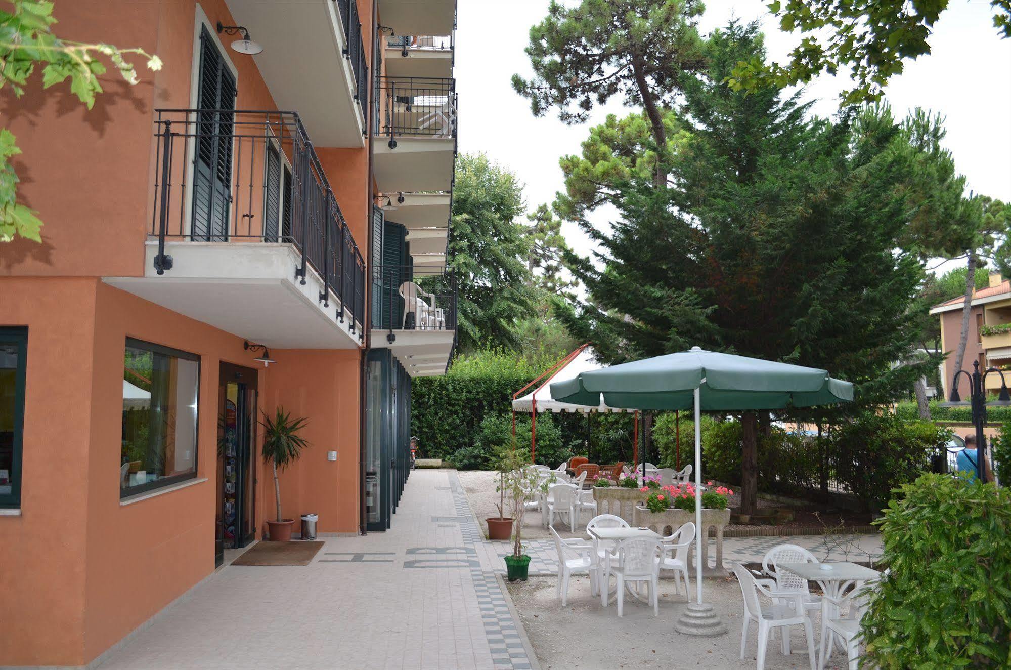 Hotel B&B Des Bains Милано Мартима Екстериор снимка