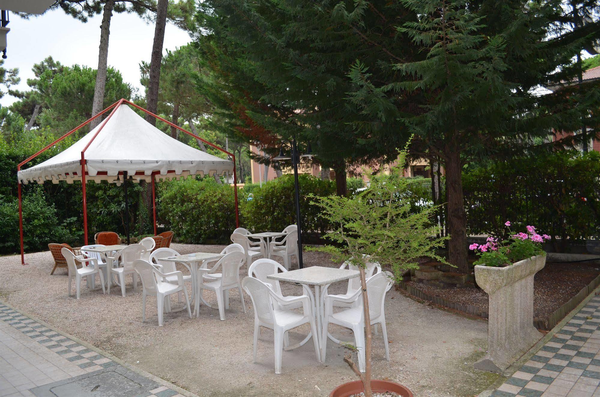 Hotel B&B Des Bains Милано Мартима Екстериор снимка